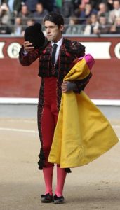 Spanish matador Alejandro Talavante waves to the crowd before a bullfight of the San Isidro Feria at the Las Ventas bullring in Madrid on May 18, 2013. AFP PHOTO / ALBERTO SIMON